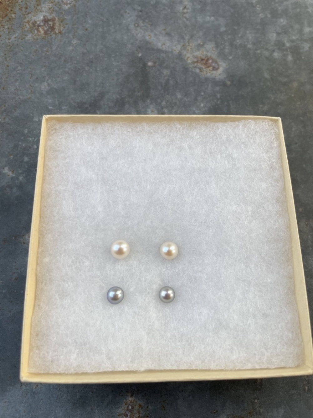 White and Gray Pearl Stud Earrings Lot of Two Pairs - Picture 3 of 4